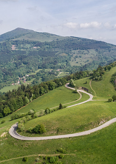 Photo d'un sentier de la route des Crêtes vue depuis un drone