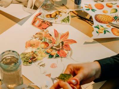 Atelier : collage papier peint exotique